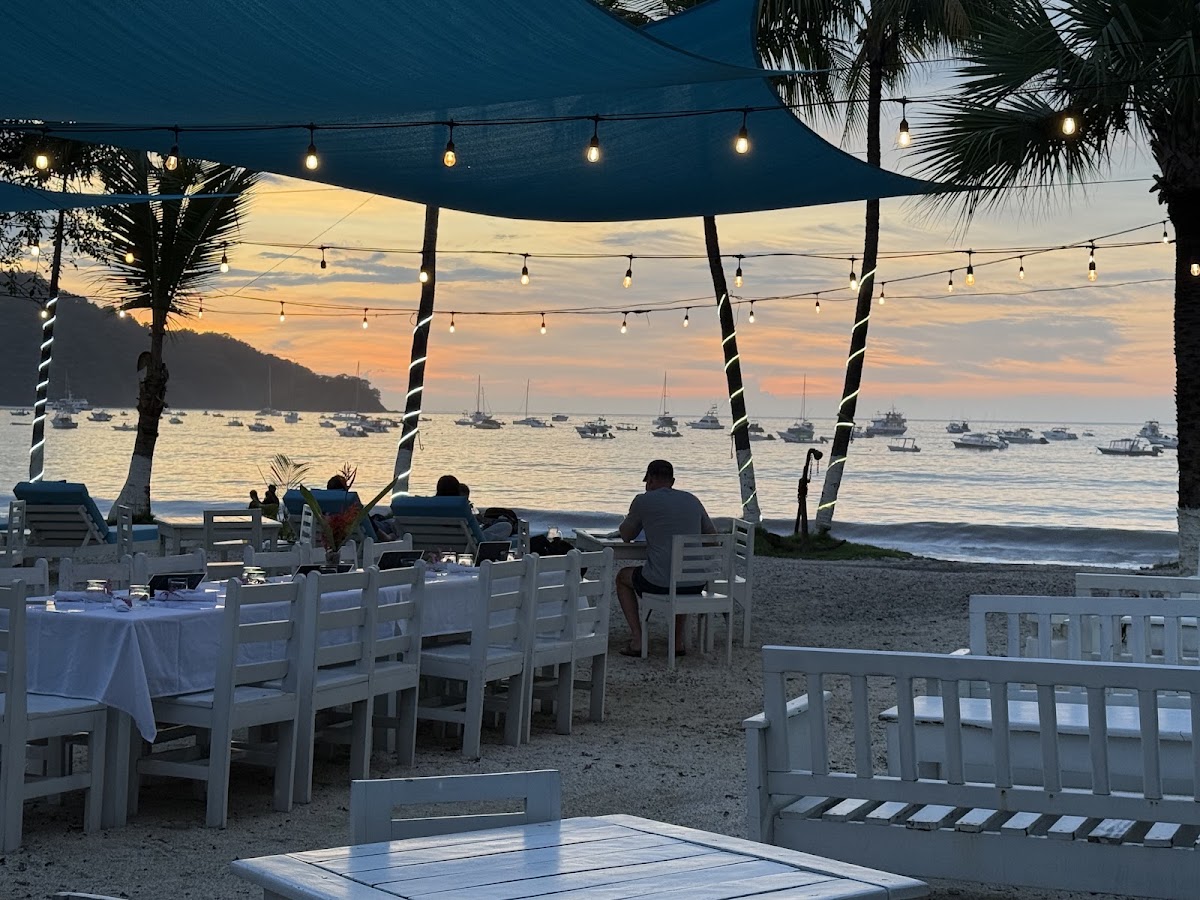 Café de Playa beach front restaurant and suites - photo 4