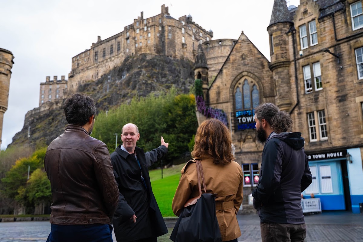 Clan Pascual - Edinburgh Walking Tours